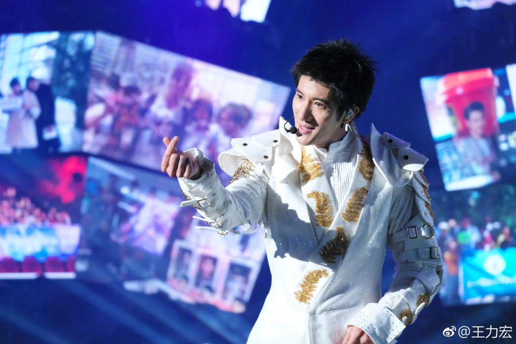 成龙王力宏接吻什么节目(王力宏吻戏)