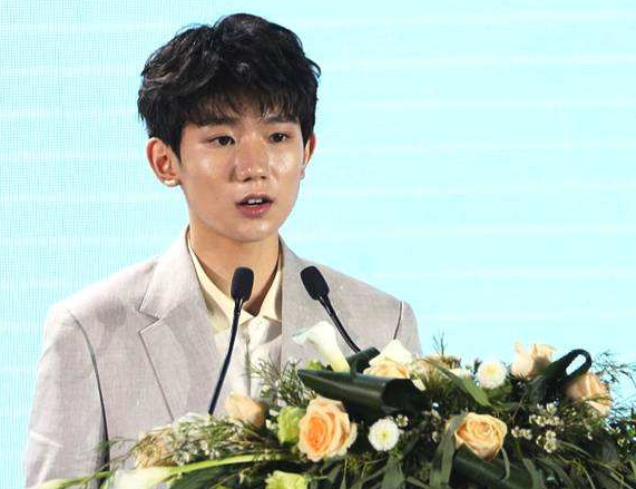 王源抽烟吸图片,王源抽烟图(王源带烟图片)