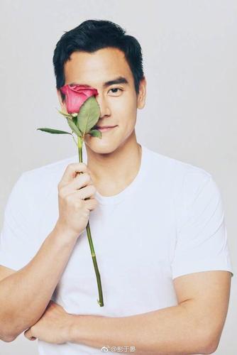 彭于晏个人资料，易烊千玺在娱乐圈(彭于晏是谁捧起来的)