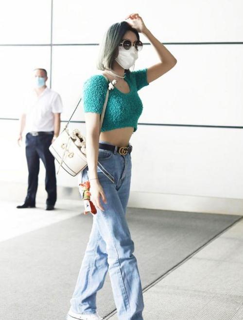 杨幂露乳头，为什么女孩子爱抵住桌