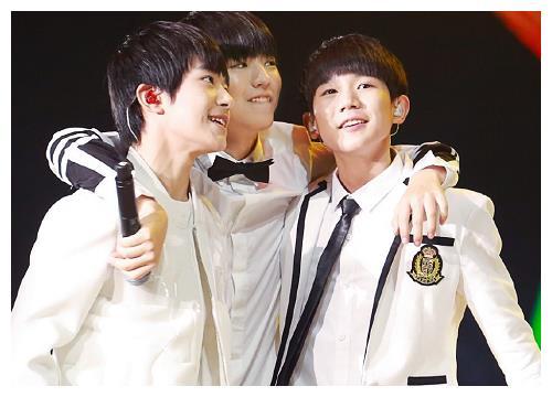 tfboys王俊凯女朋友吻照,王(王俊凯接吻照片 女朋友) tfboys王俊凯女朋友吻照,王(王俊凯接吻照片 女朋友)