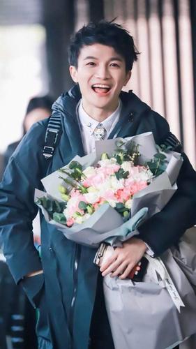 周深个人资料简介，香港怎么评价李(香港如何看待周深李克勤)