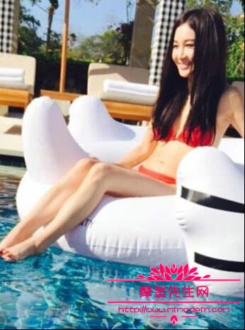 温碧霞穿高衩泳衣性感照片(温碧霞穿着)