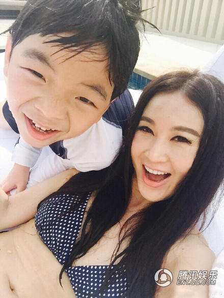 温碧霞与养子合照举止亲昵 温碧霞与养子合照举止亲昵