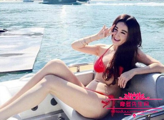 温碧霞穿高衩泳衣性感照片(温碧霞穿着)