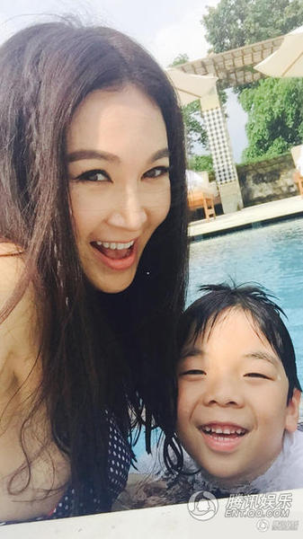 温碧霞与养子合照举止亲昵 温碧霞与养子合照举止亲昵