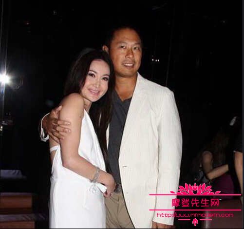 温碧霞穿高衩泳衣性感照片(温碧霞穿着)