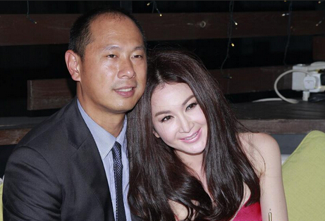 温碧霞与养子合照举止亲昵 温碧霞与养子合照举止亲昵