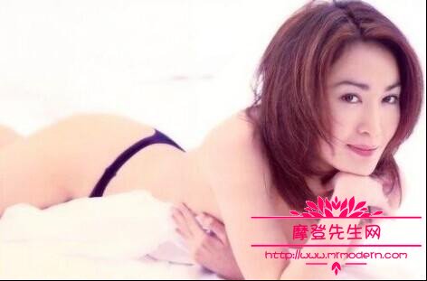 温碧霞穿高衩泳衣性感照片(温碧霞穿着)