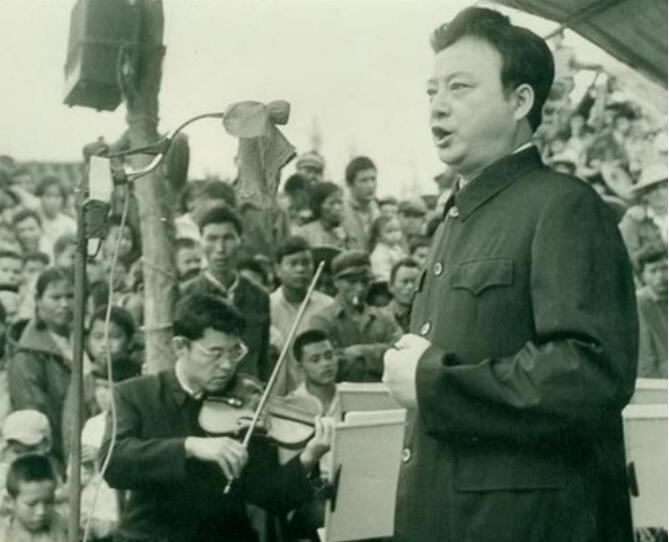 胡松华的头发是假发吗他是不是秃顶 胡松华的头发是假发吗他是不是秃顶