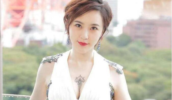 王子子胸前纹身是什么图案(王子子的纹身)