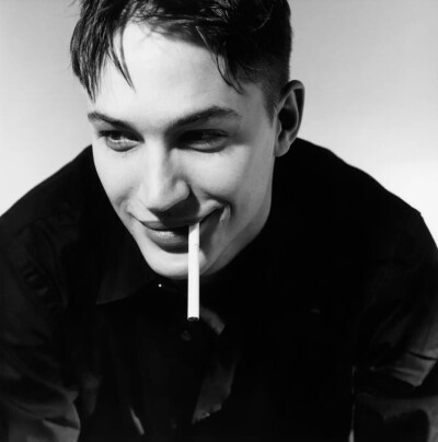 汤姆哈迪为什么叫老湿？汤姆哈迪肌肉帅气图(汤姆哈迪好帅)