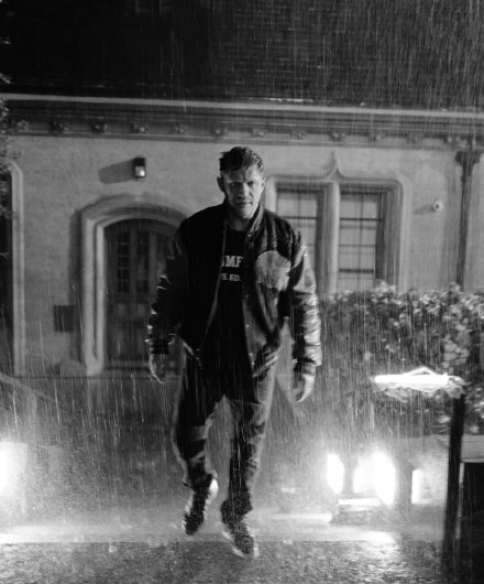 汤姆哈迪年经时候美图(汤姆哈迪图传奇剧照)