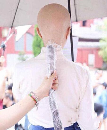 芳飞美女剃光头视频 芳飞美女剃光头视频