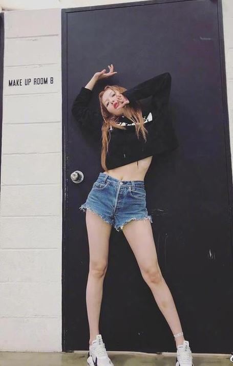 泫雅的胸是真的还是后天练的(泫雅的身材怎么练出来) 泫雅的胸是真的还是后天练的(泫雅的身材怎么练出来)