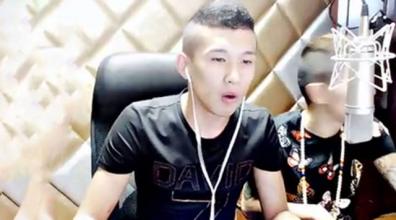 实拍网络主播当街骚扰女生(女主播半夜扰民) 实拍网络主播当街骚扰女生(女主播半夜扰民)