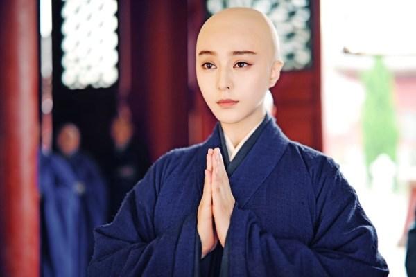 芳飞美女剃光头视频 芳飞美女剃光头视频