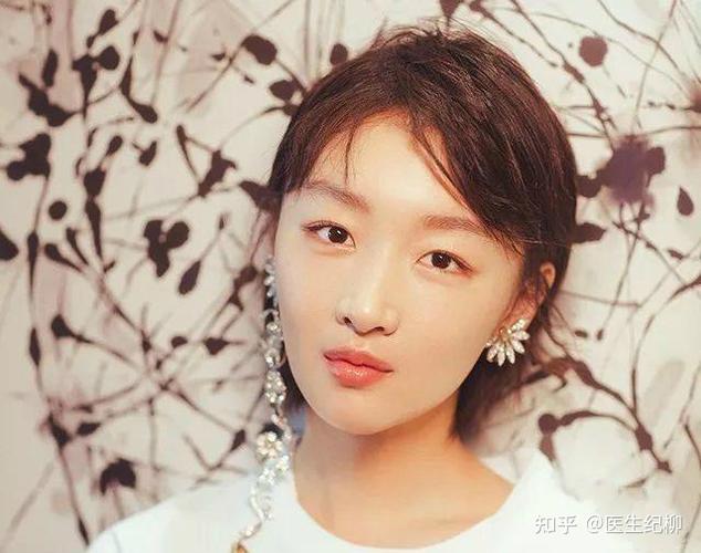 周冬雨割双眼皮了吗,徐娇割双眼皮(周冬雨割的双眼皮是什么形状)
