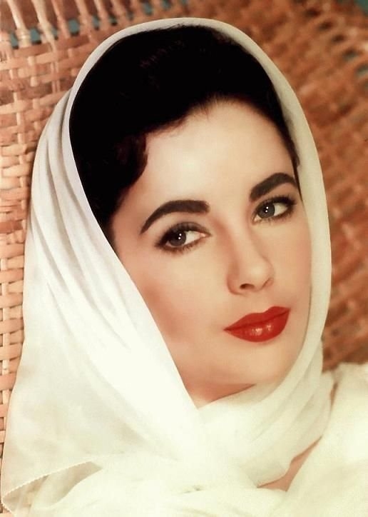 伊丽莎白奥尔森的事业线照片