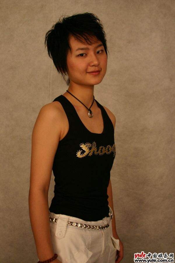 周笔畅的胸是多大罩杯的?周笔畅和杨幂是C(周笔畅抹胸)