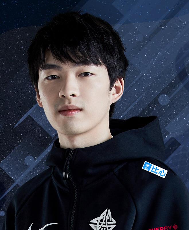 Cryin（袁成伟）为什么叫果皇、果子哥(cryin果子哥什么梗)