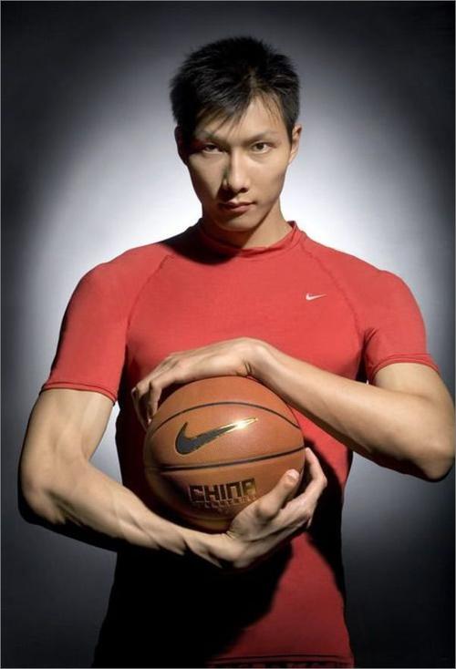 易建联个人资料，易建联老婆个人资(易建联的个人信息)