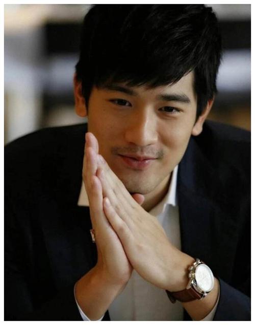 演员高以翔简介，高以翔和焦俊艳同(高以翔撞衫焦俊艳搭档的男演员)