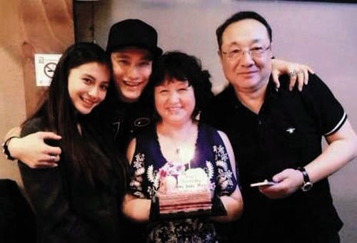 黄晓明父母，邓伦(邓伦资料个人资料父母)