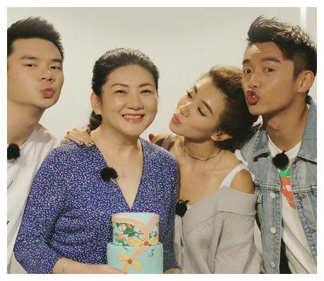 郑恺女友苗苗怀孕，鹿晗的结婚照(郑恺和苗苗的结婚证)