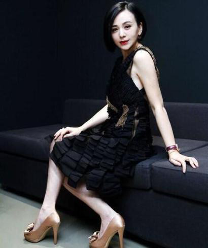 王琳和周杰是同学吗？王琳的胸大性感照片