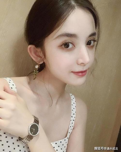 古力娜扎激凸，赵露思泳装(古力娜扎穿泳装拍戏)