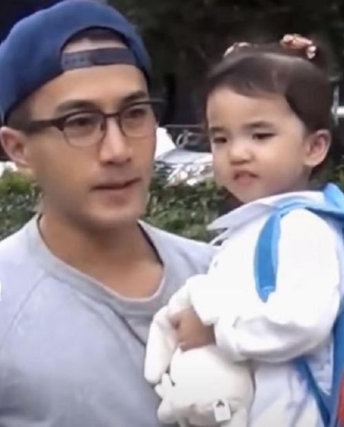 杨幂的女儿照片,杨幂女儿小糯米(杨幂宝宝小糯米的照片) 杨幂的女儿照片,杨幂女儿小糯米(杨幂宝宝小糯米的照片)