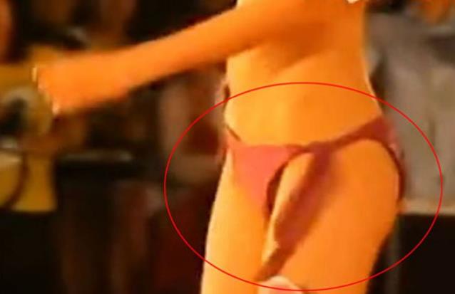 马凡舒泳装不慎凋落GIF图