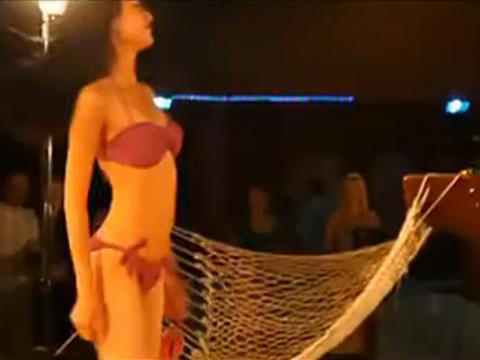 马凡舒泳装不慎凋落GIF图 马凡舒泳装不慎凋落GIF图