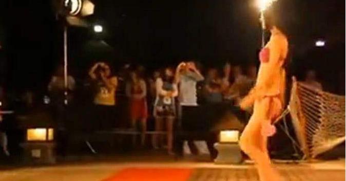 马凡舒泳装不慎凋落GIF图 马凡舒泳装不慎凋落GIF图