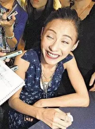 明星出丑图片，明星合照(明星的丑照都是哪里来呢)