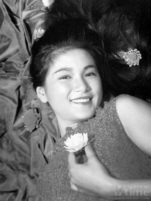 郑佩佩是樊少皇的母亲真的吗？郑佩佩为什么