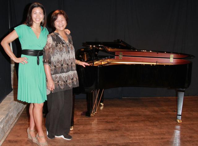 郑佩佩是樊少皇的母亲真的吗？郑佩佩为什么