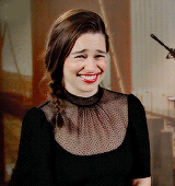 艾米莉亚·克拉克大笑起来太鬼畜了 艾米莉亚·克拉克大笑起来太鬼畜了