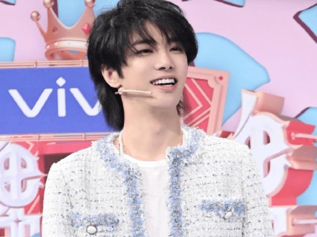 华晨宇简介，华晨宇和张碧晨结婚了(华晨宇与张碧晨结婚了么)