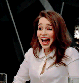 艾米莉亚·克拉克大笑起来太鬼畜了 艾米莉亚·克拉克大笑起来太鬼畜了