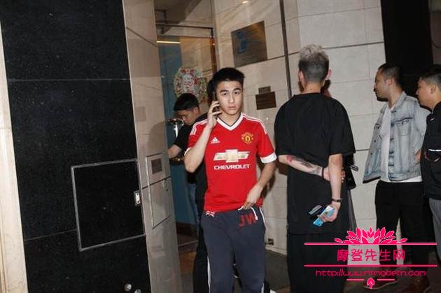 何猷君现在的女友是谁？何猷君为何机场遭冷(何猷君机场受到不公正待遇事件)