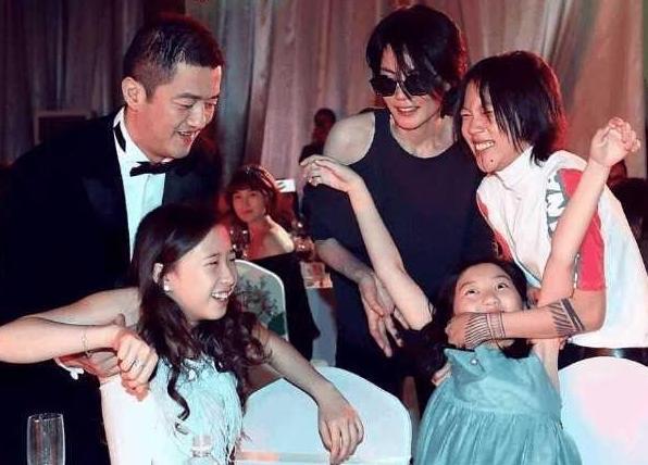 王菲几个孩子，王菲的两个女儿(王菲的女儿有几个)