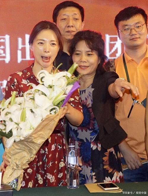 董卿图片,李连杰长得像谁(董卿的长相)