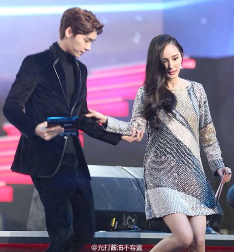 杨幂袭胸，娱乐圈毁三观的黑料