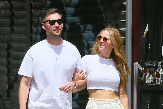 詹妮弗劳伦斯艳照，绯红女巫的胸为