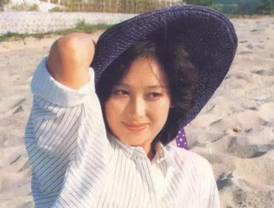 左翎近期照片(左翎和现任老公照片)