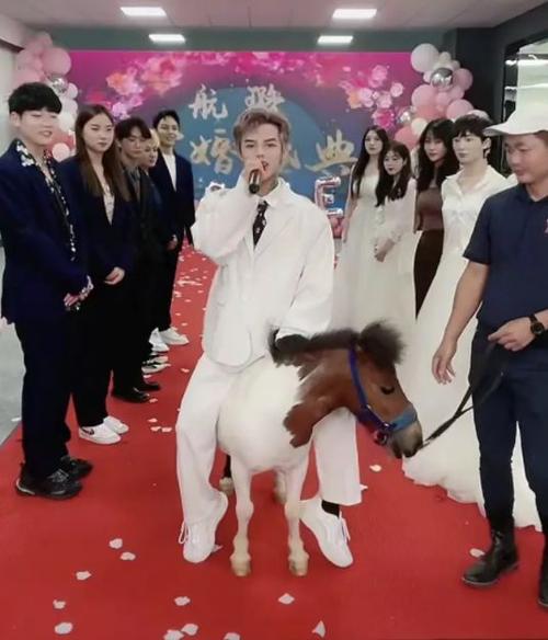 殷世航怎么火起来的，童锦程为啥叫(殷世航之前叫什么)