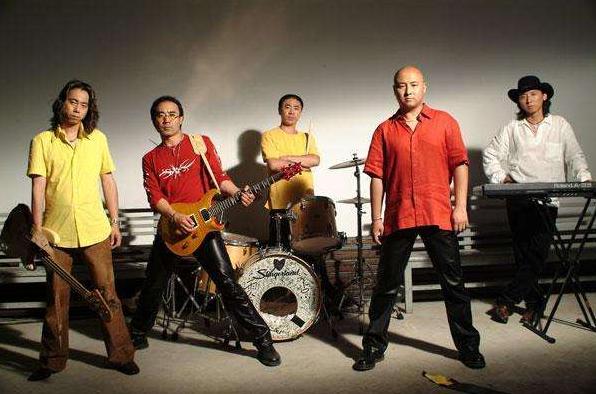 周晓鸥和吴京是发小真的吗？他曾出演吴京战(吴燕和吴京关系)