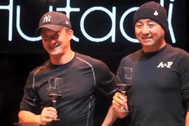 周晓鸥和吴京是发小真的吗？他曾出演吴京战(吴燕和吴京关系)